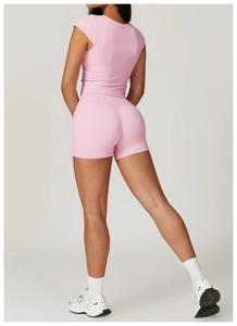 Vista posteriore dei pantaloncini da yoga rosa e top attillato che mostra il taglio sportivo