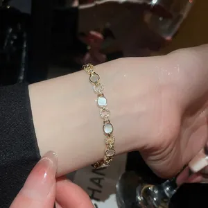 Bracelet luxueux en or avec maillons en zircon et inserts élégants en nacre blanche