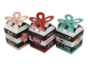 Drei Muttertags-Geschenkboxen in Rosa, Rot und Cyan mit dem Aufdruck 'Best Mom Ever' und 3D-Blumen
