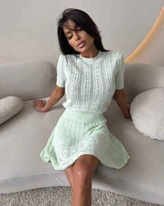 Gros plan détaillé de l'ensemble tricoté vert menthe avec motifs ajourés et texture