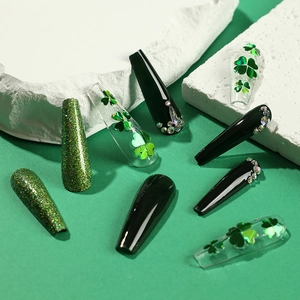 St. Patrick's Day lange Coffin-Nägel mit grünem Glitzer und Kleeblatt-Designs