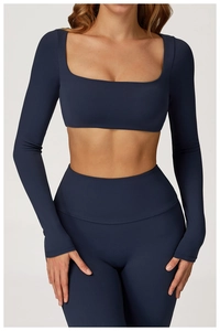 Détail du haut de yoga à manches longues bleu marine et du legging en tissu extensible
