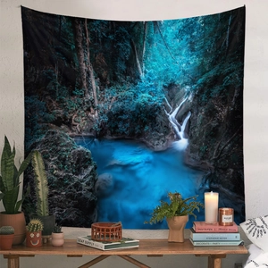 Dettaglio dell'arazzo a cascata della foresta in un elegante interno di casa