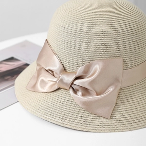 Chapeau de soleil élégant en paille pour femme avec grand nœud en satin doré champagne
