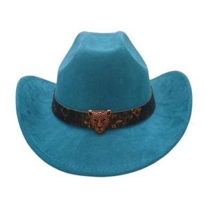 Dettaglio cappello cowboy in camoscio ciano con fibbia decorativa a testa di leopardo