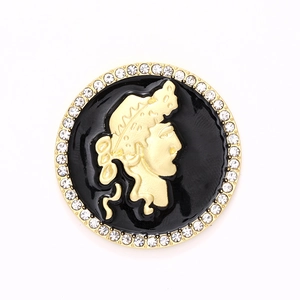 Goldener Medusa-Anhänger mit schwarzer Emaille und weißen Kristallen am äußeren Rand
