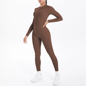 Dunkler moccabrauner Langarm-Sport-Jumpsuit mit Frontreißverschluss und engem Yoga-Schnitt