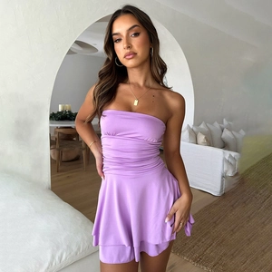 Détail d'une mini robe bustier lilas avec des fronces et un ourlet à volants fluide