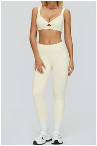 Détail de l'ensemble de yoga jaune beurre avec design ajouré croisé et rayures