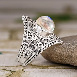Vue macro de la bague vintage avec texture argentée ciselée et pierre de lune ovale