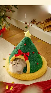 Dettaglio della cuccia per gatti a forma di albero di Natale in morbido pile e stella