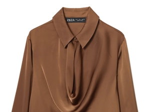 Detail einer braunen Satinbluse mit drapierten Falten und spitzem Kragen in hoher Auflösung