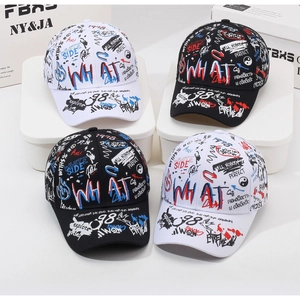 Gros plan sur des casquettes de baseball street style noir et blanc aux motifs graffiti