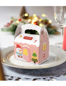 Dettaglio confezione regalo di Natale rosa con illustrazioni di pupazzo di neve
