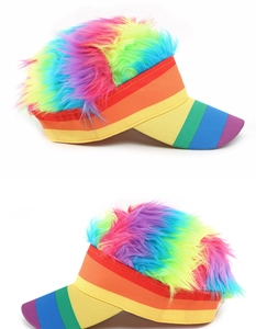 Detalle de visera con rayas de arcoíris y pelo colorido de piel sintética decorativa