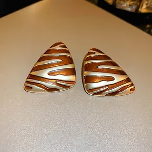 Vintage gold-plated triangle earrings with brown marble patterns and silver needles