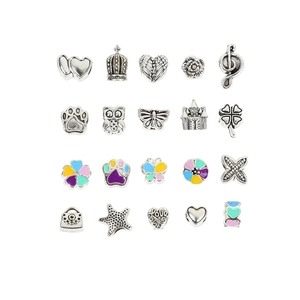 Coffret DIY charms licorne avec 20 perles assorties en métal argenté et émail coloré