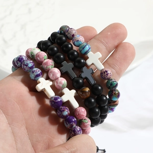 Set braccialetti pasquali con perline in pietra naturale e ciondolo a croce per uomo e donna