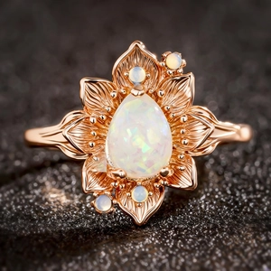 Elegante anello girasole in oro rosa con opale a goccia e petali traforati