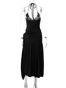 Detail eines schwarzen Neckholder-Kleides mit asymmetrischen Falten und Knotendesign am Bund
