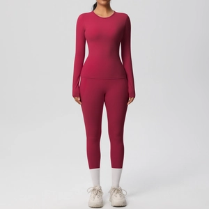 Détail d'un ensemble de yoga rouge foncé avec pantalon taille haute et haut à manches longues