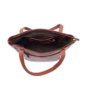 Vue de dessus de l'intérieur du sac cabas en cuir vintage avec plusieurs poches