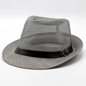 Détail chapeau Panama gris avec maille aérée et ruban en cuir noir pour l'été chaud