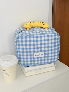 Detailansicht blaue Kosmetiktasche mit kreativem gelbem Telefonhörer-Griff und Karomuster