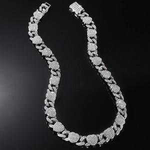 Collier maille cubaine cœur argenté hip hop avec cristaux étincelants sur fond noir