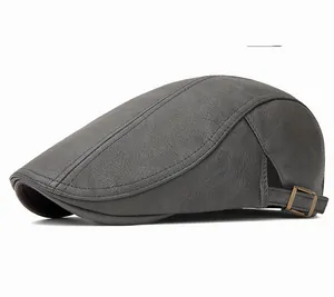 Detail der dunkelgrauen Schiebermütze aus Leder mit Metallschnalle und feinen Nähten