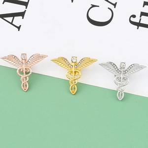 Detailansicht der Caduceus-Flügel-Broschen in Gold, Silber und Roségold-Ausführung