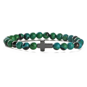 Détail des perles turquoise de 8 mm et de la croix noire polie sur le bracelet élastique