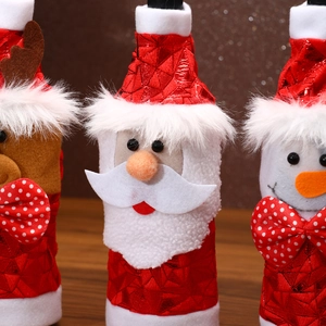 Détail de couvre-bouteilles de vin de Noël avec motifs Père Noël, bonhomme de neige et renne