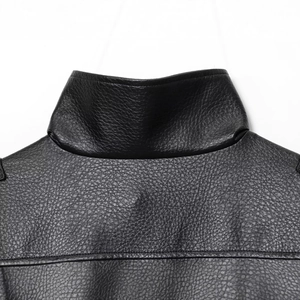 Damenjacke aus schwarzem PU-Leder mit hochwertiger Narbenstruktur und Kragendetails
