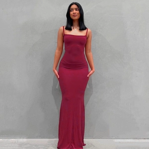 Primer plano detallado del vestido largo entallado en color rojo vino con tejido de punto