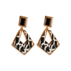 Boucles d'oreilles géométriques carrées avec losange évidé et motif marbre doré