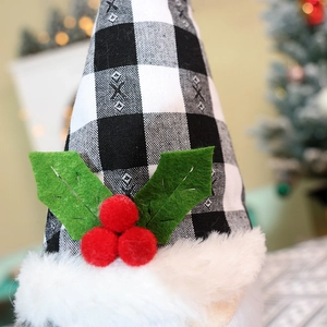 Nahaufnahme einer festlichen Weihnachtswichtel Vorhangschnalle mit kariertem Stoffmuster