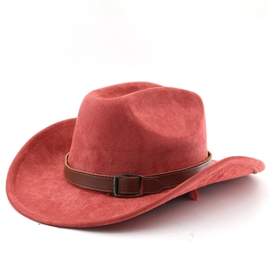 Detail eines Western-Cowboyhuts aus ziegelrotem Filz mit braunem Lederband und Metallschnalle