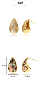 Gros plan de boucles d'oreilles gouttes avec zircons colorés plaqués en or