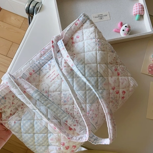 Makroaufnahme der gesteppten Patchwork-Tragetasche mit blauem Karomuster im Vintage-Stil