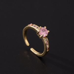 Gros plan détaillé sur bague en zircon rose avec anneau doré ajustable et serti à griffes