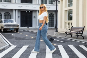 Streetstyle-Aufnahme einer High-Waist-Jeans mit geradem Bein und Crop-Top in Blau