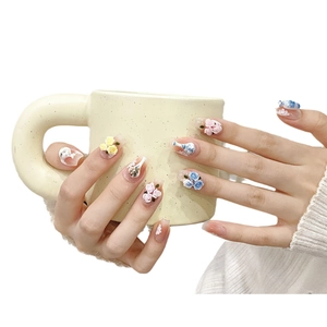 Faux ongles faits main avec roses 3D en résine et motifs de flacons de porcelaine