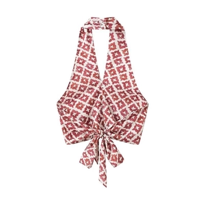Détail du crop top dos nu à imprimé géométrique rouge et blanc avec lien à nouer