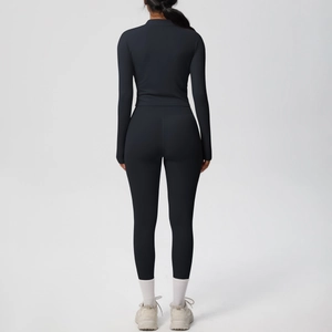 Vue arrière d'un ensemble de yoga noir taille haute avec veste slim et leggings