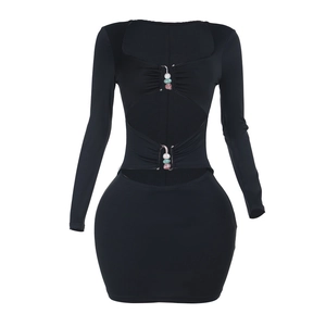 Abito corto nero a maniche lunghe attillato con dettagli cut-out e spille colorate