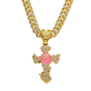 Collier cubain doré hip-hop avec pendentif croix rose glacé pour un style mode unique