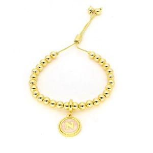 Détail du bracelet à billes plaqué or 18k avec pendentif lettre N rose et fermoir ajustable