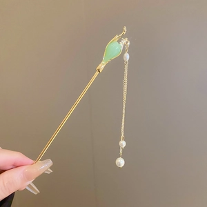 Détail d'une épingle à cheveux chinoise avec feuilles de jade vert et glands en perles