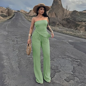 Détail de l'ensemble top bandeau vert texturé et pantalon large à taille haute
